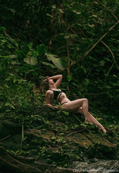 Snugglepunk nude model image