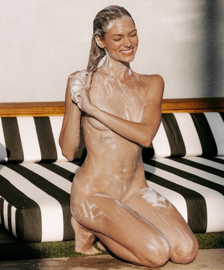 Julzmii naked model image