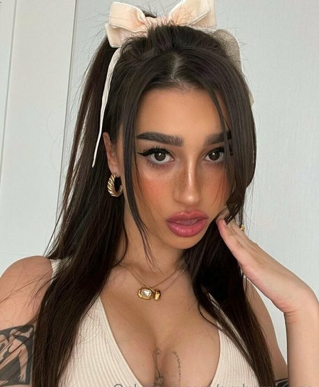 Ambergianna pretty pornstar pic