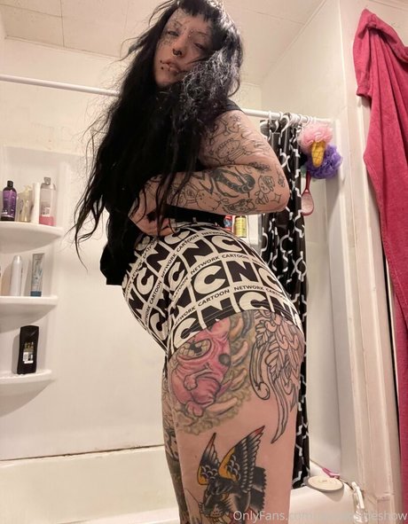 spookisideshow beautiful model photo