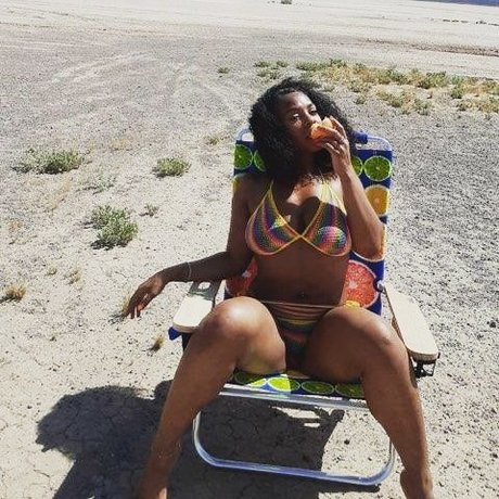 Upscalebrielle naked star pic