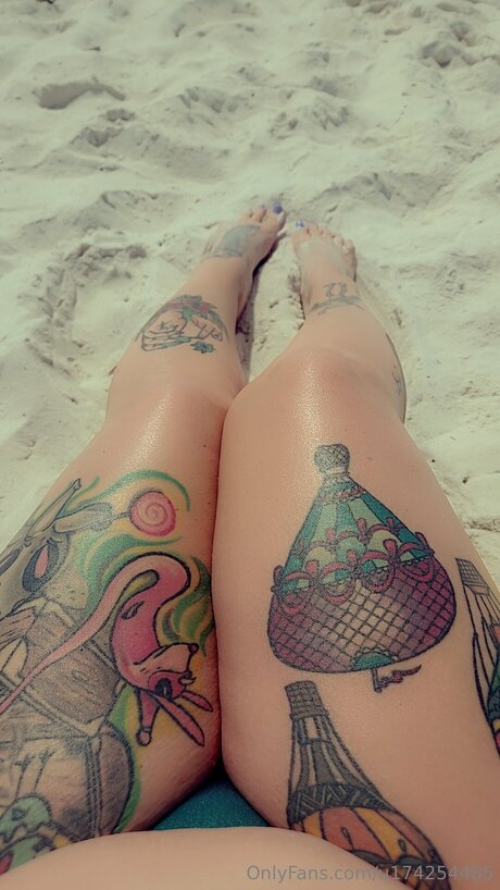 CurvyPeach model pic