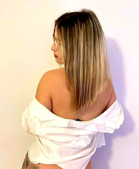 12 months of Leni nude model img