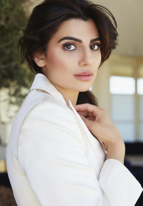 Claudia Doumit hd actress photo