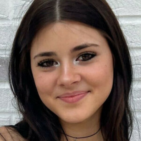 Kendeeznutz model art gallery