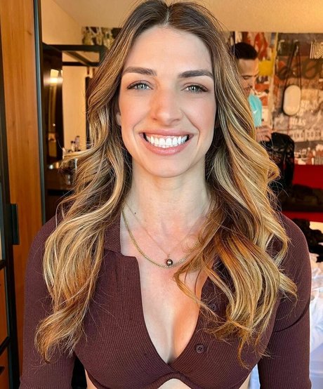 MacKenzie Dern model hd photo