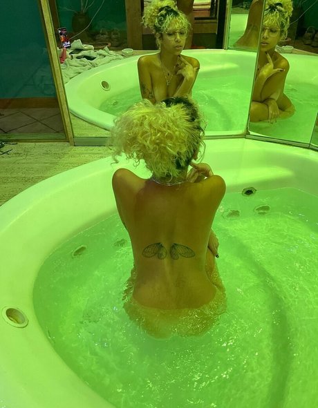 bloompoison model perfect pic