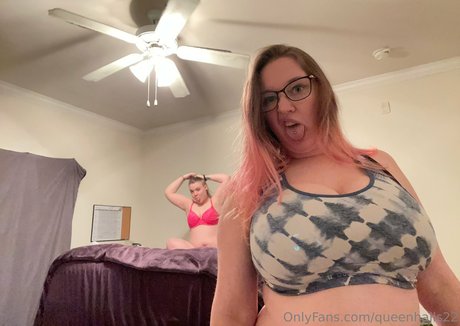 queenhails22 model adult pic