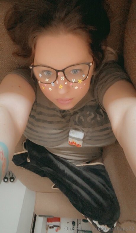 queenhails22 free model picture