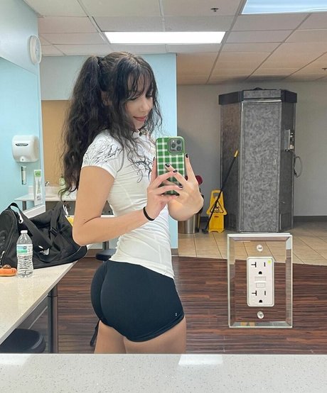 Over taaa model pretty picture