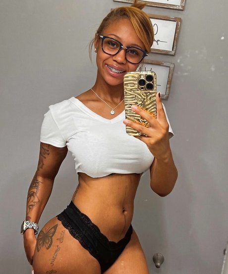 Yuno Zaza model art galleries