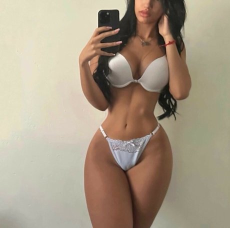 Naribnb art model pic