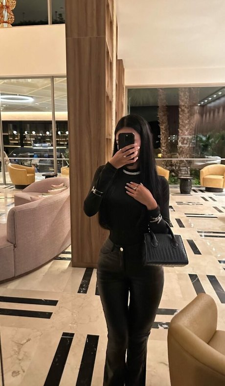 Naribnb model naked images