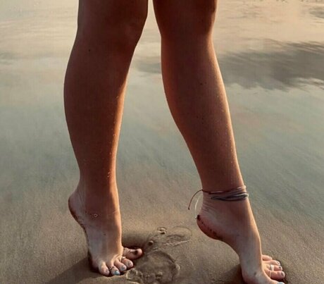 Emrrowley naked model image