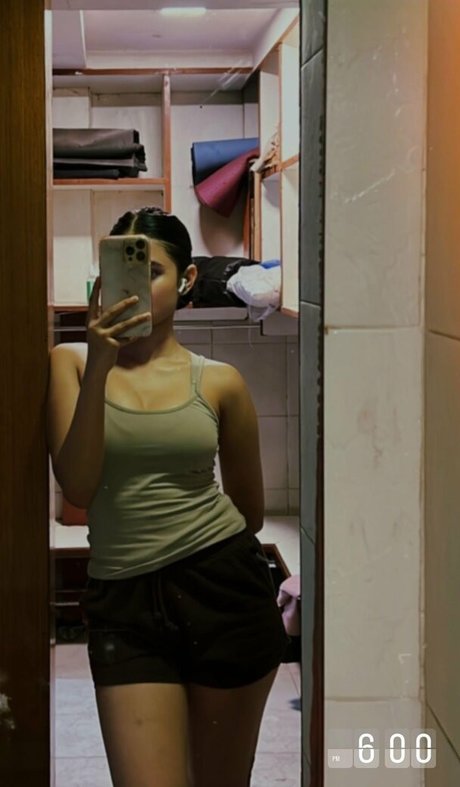 Aayushi Verma nudes model images