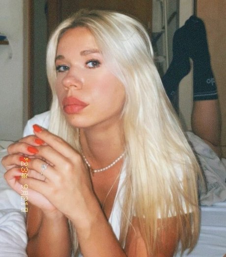 Shelly Cohen pretty model img