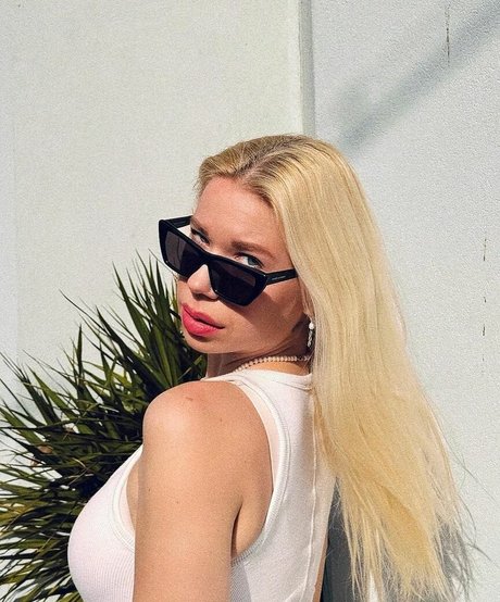 Shelly Cohen erotic model image