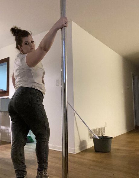 queen of spades model hot pic