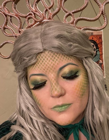 queen of spades exclusive model images