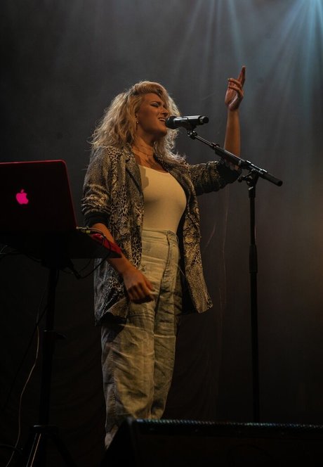 Tori Kelly star high quality photo