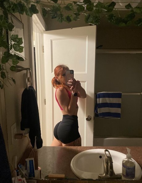 Magpiiee model sexy image