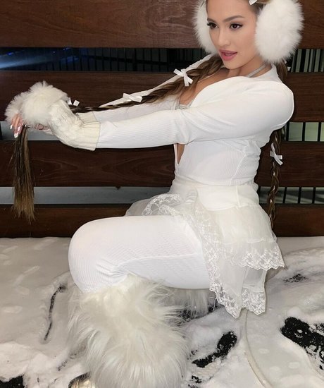 Mae Welsch nude model pics