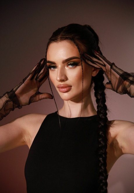 megan brunette hot actress pic