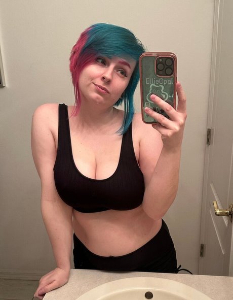 EllieOpal model hot pic