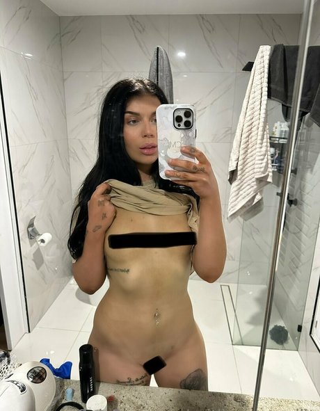 Caitlin McConville naked model photos