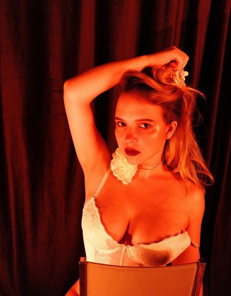 MonroCocos nudes model photos