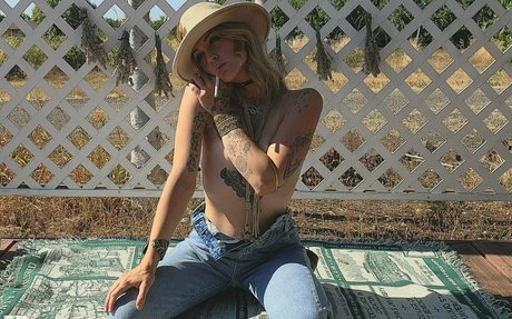 lilsweetpeamarie naked pornstar picture