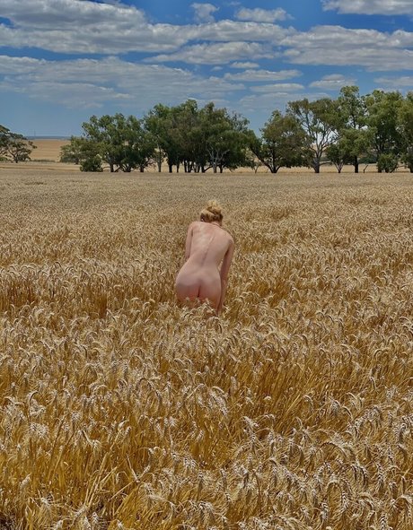 scarletttjay nice model image