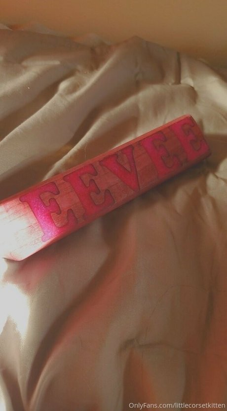 littleeevee66 model nude archive