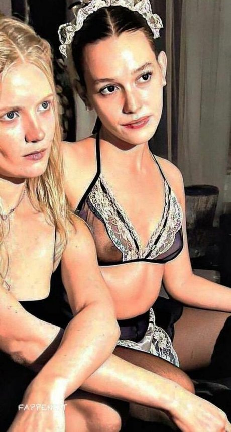 Victoria Pedretti model beautiful galleries