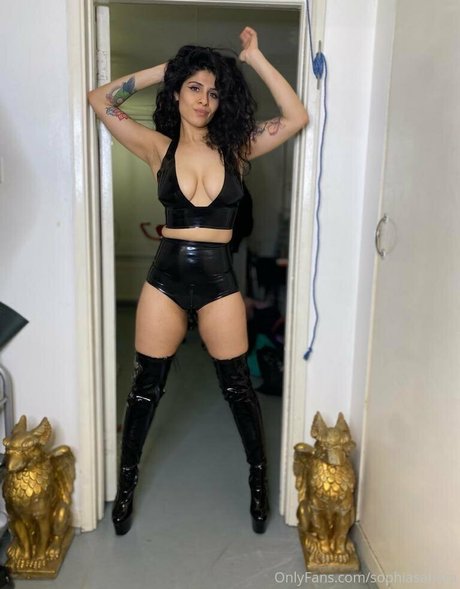mistresssophiasahara model nude photo