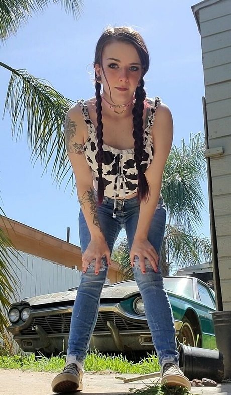 lilydarkofree adult model pics