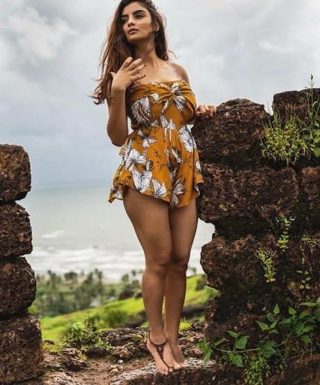 Anveshi Jain erotic star img