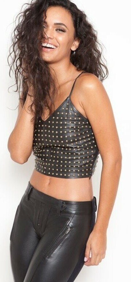 Giovana Cordeiro sexy actress pics