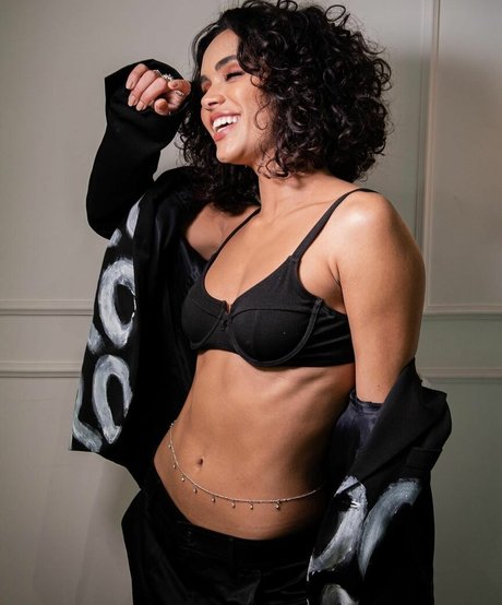 Giovana Cordeiro model hot pics