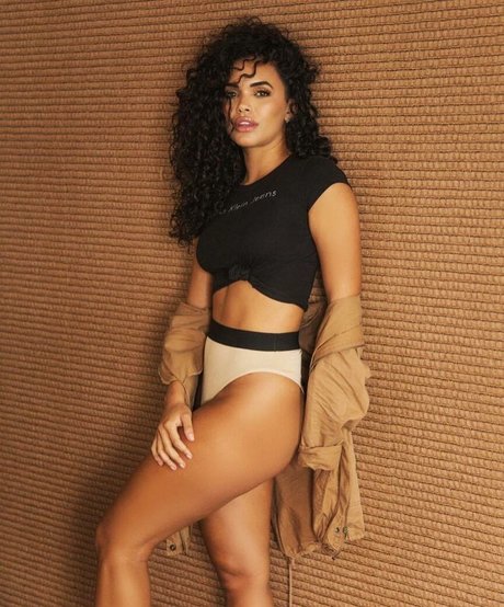 Giovana Cordeiro star exclusive image