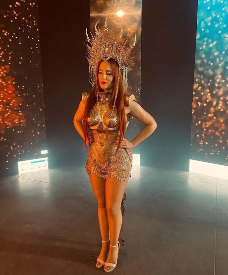 Simone Simons model nice images