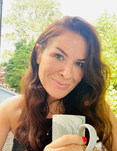 Local TV Presenters hd actress image