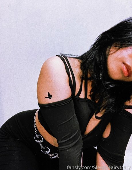 SleepyFairyMary sexy model pic