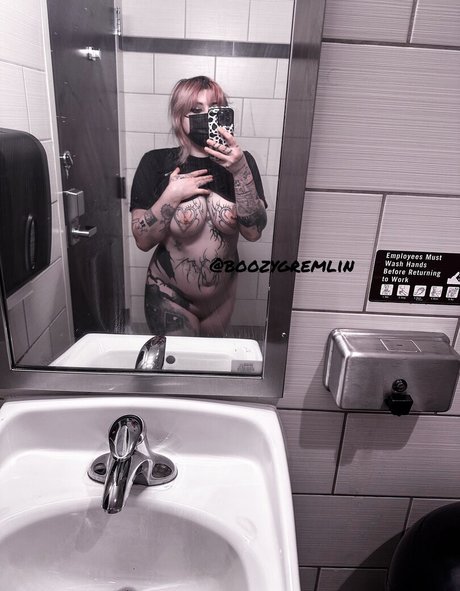 BoozyGremlinx pornstar top photos