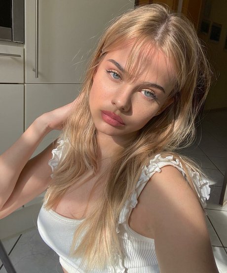 Sara Crumbleleg star top pictures