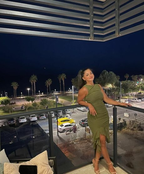 Mezdha Afzali model porn photos