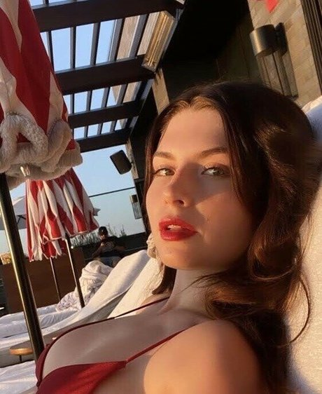 Willow Avalon naked actress photo