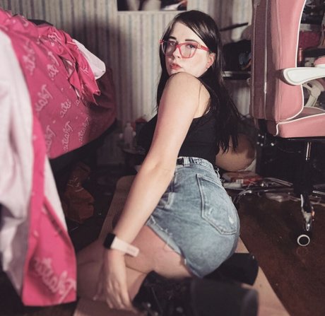 RandomJocelyn art model picture