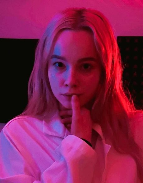 deni__dragons__ pretty pornstar photo