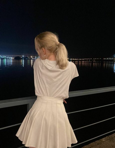 deni__dragons__ hd pornstar picture